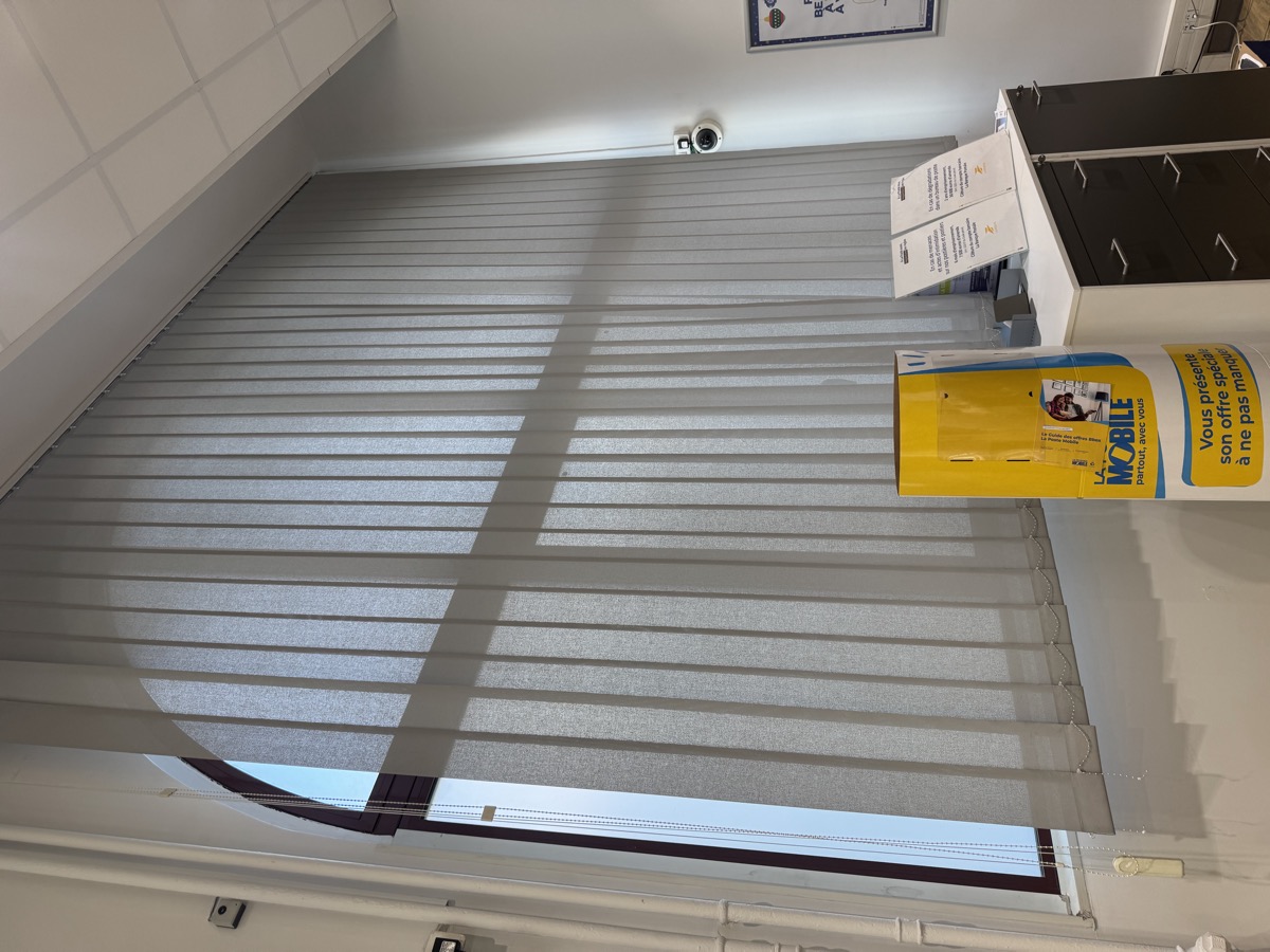 Store intérieur posé en PACA — Teintée +