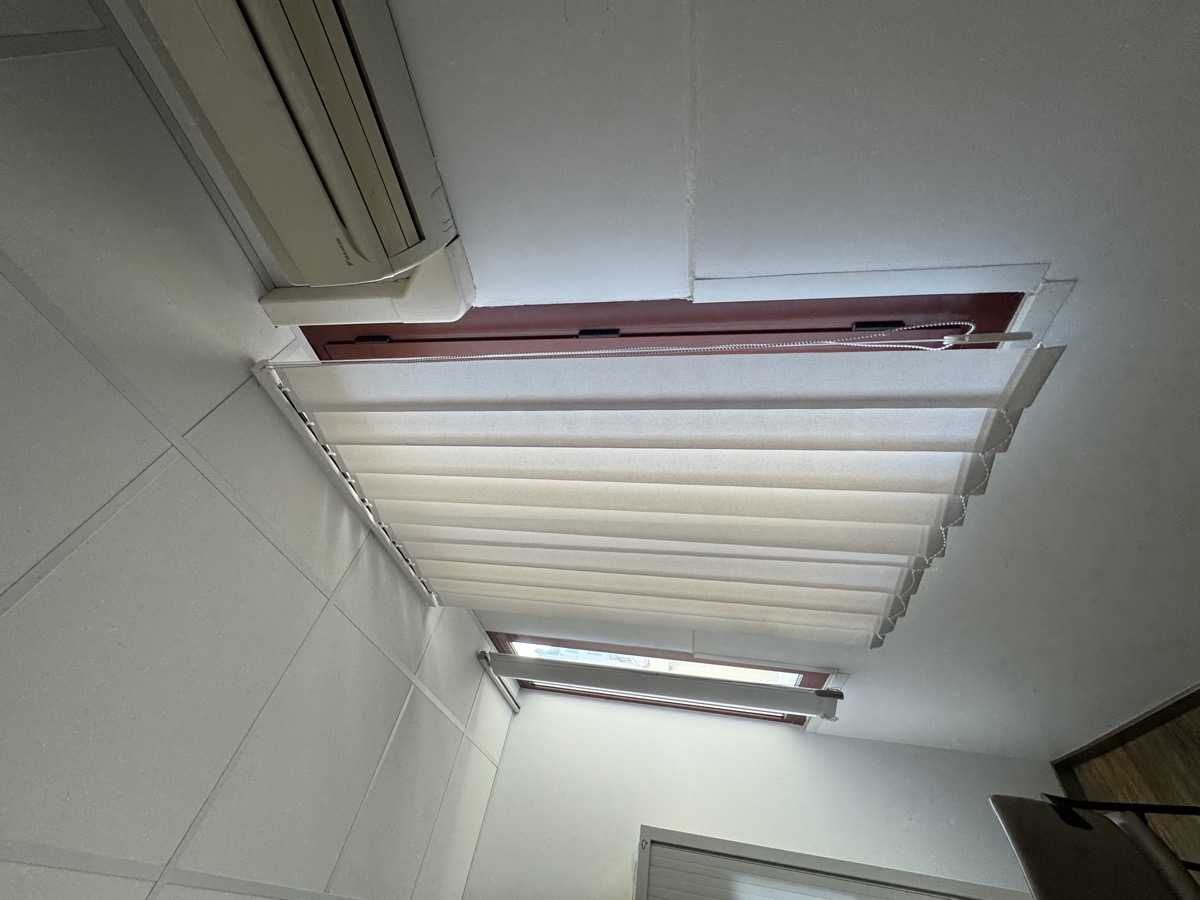 Store intérieur posé en PACA — Teintée +