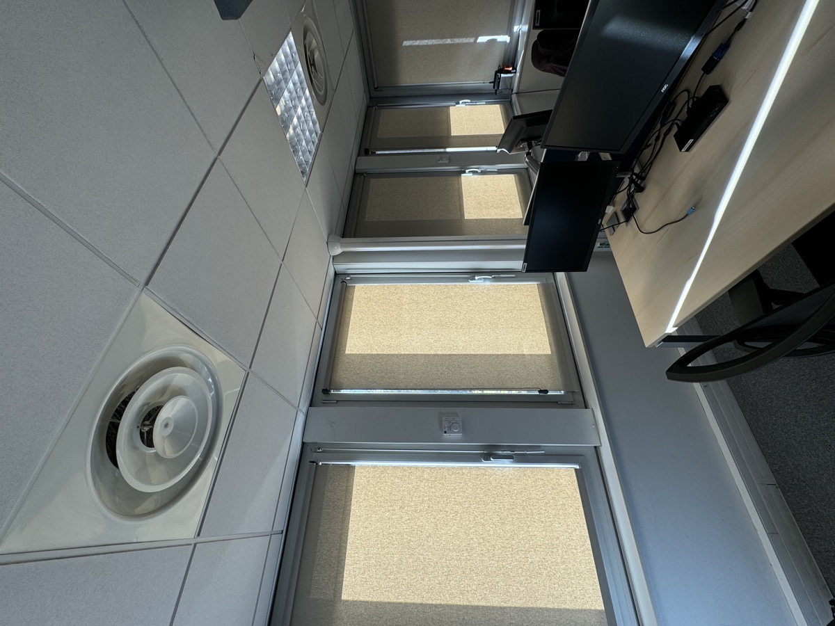 Store intérieur posé en PACA — Teintée +