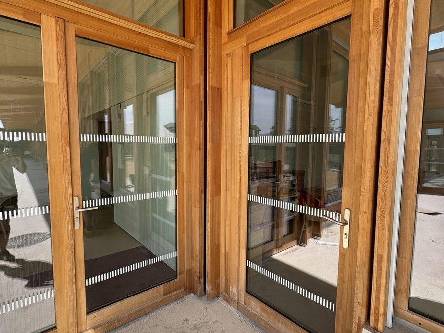 Bandes de signalétique réglementaires posées sur vitrage ERP — Teintée + PACA