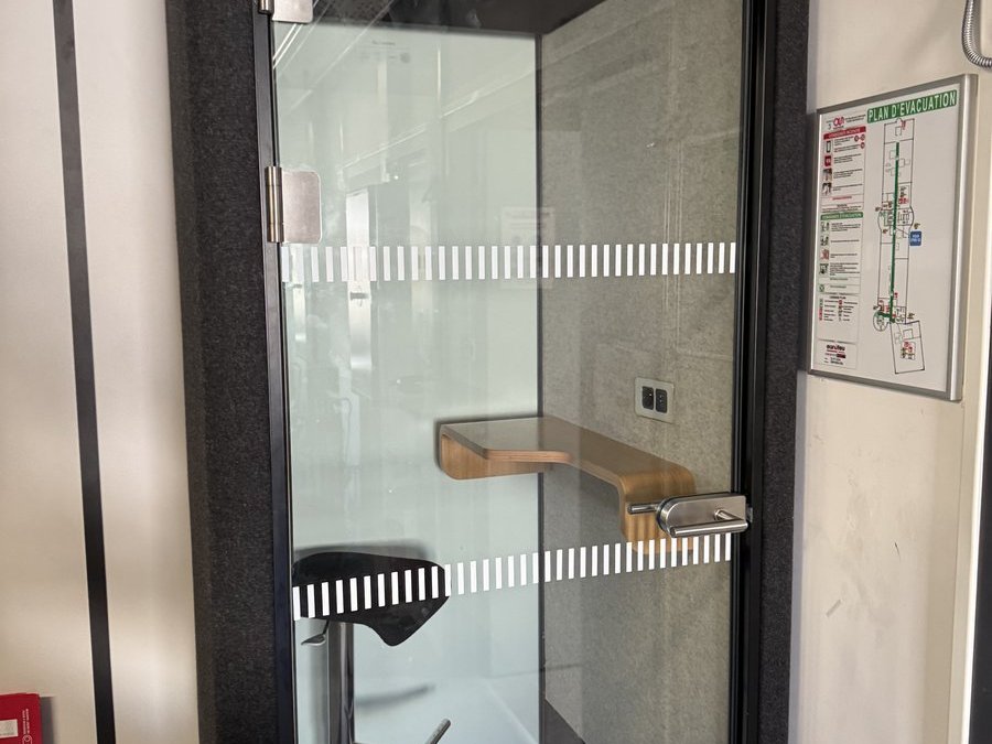 Pose bande signalétique conforme NF ERP — Teintée + PACA