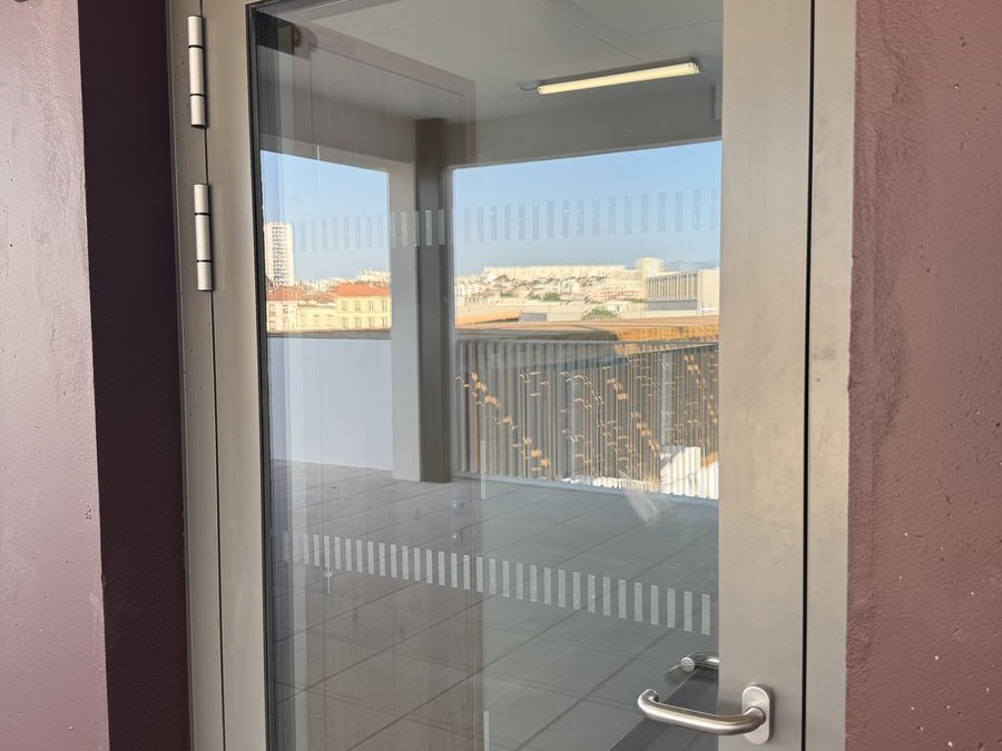 Pose bande de signalétique sur porte vitrée ERP — Teintée + PACA