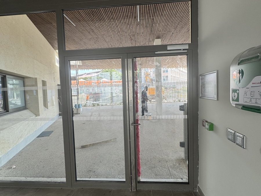 Pose signalétique vitre ERP — Teintée + PACA