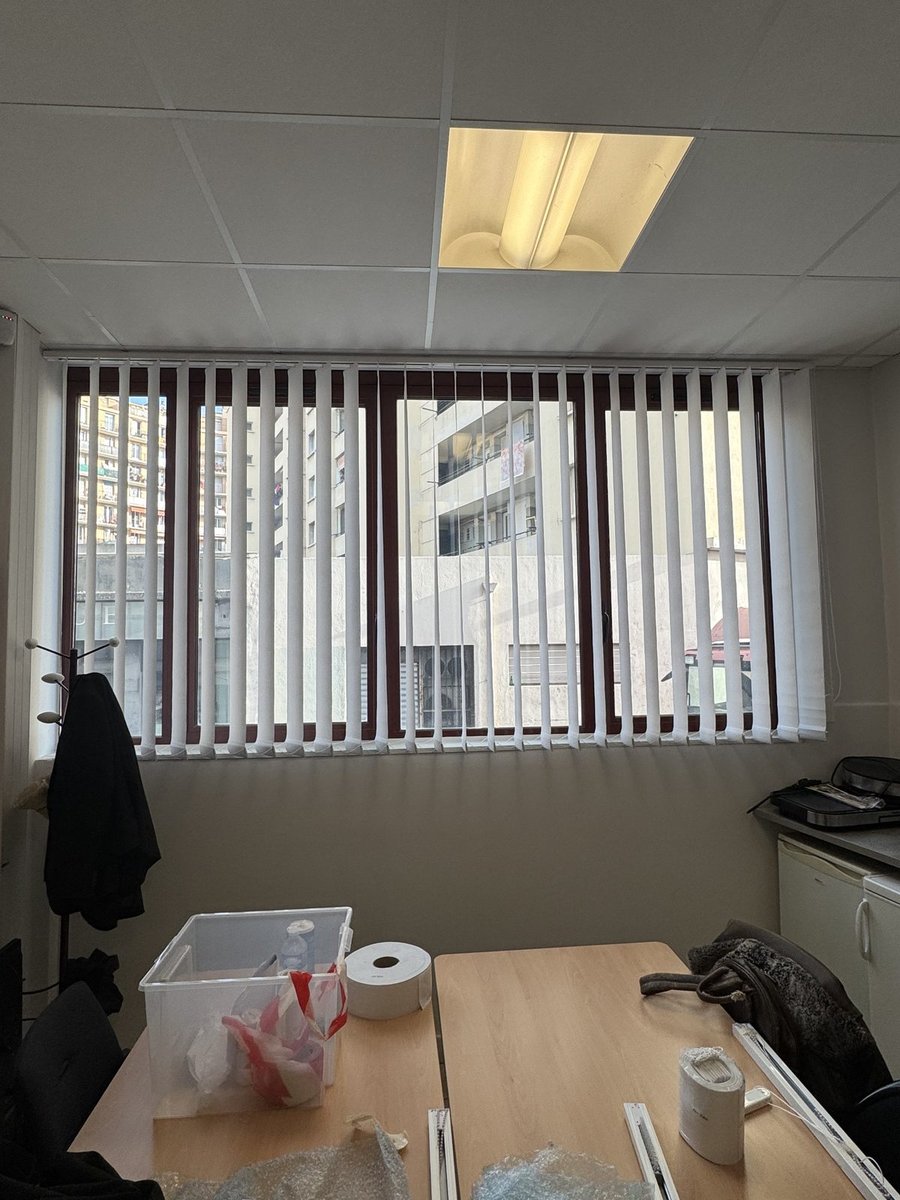 Pose de store intérieur sur baie vitrée — Teintée + PACA