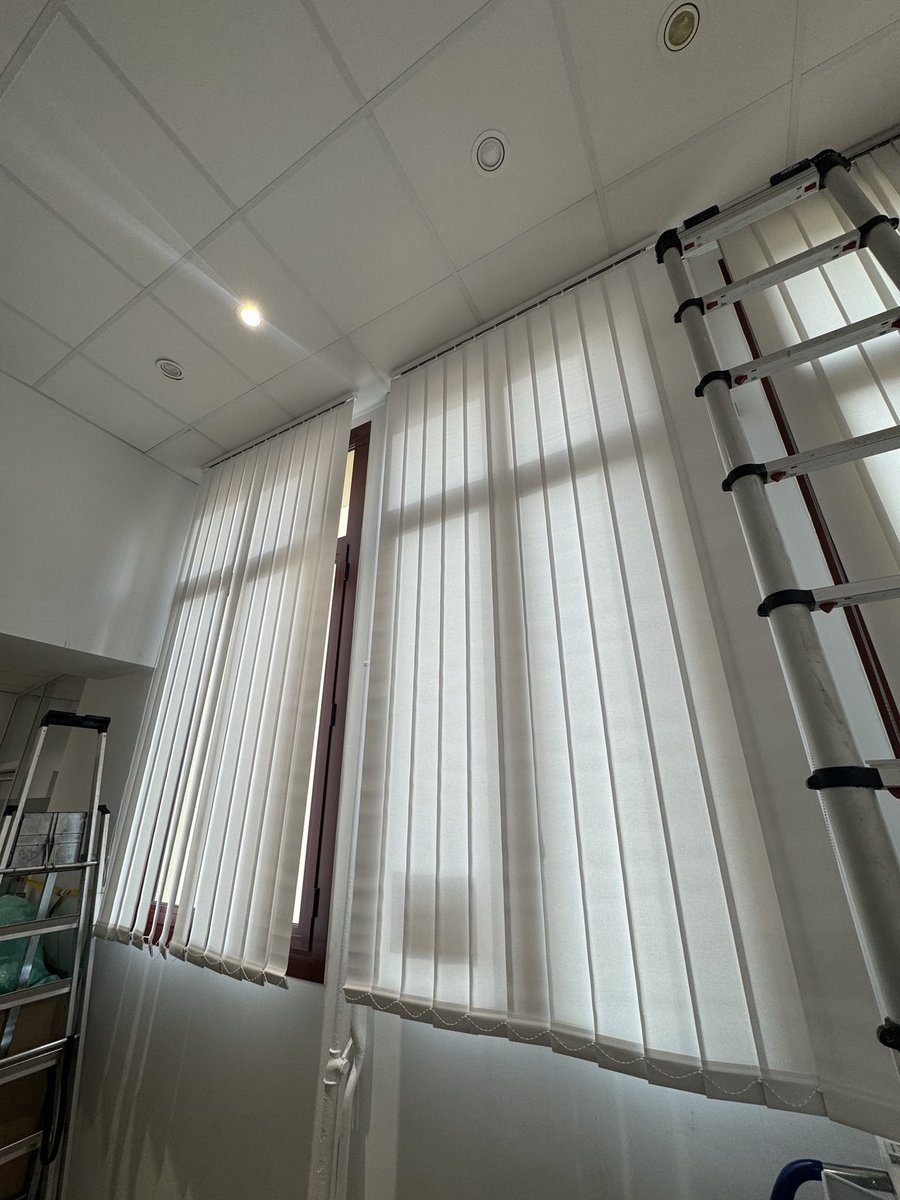 Store intérieur jour-nuit posé en bureau — Teintée + PACA