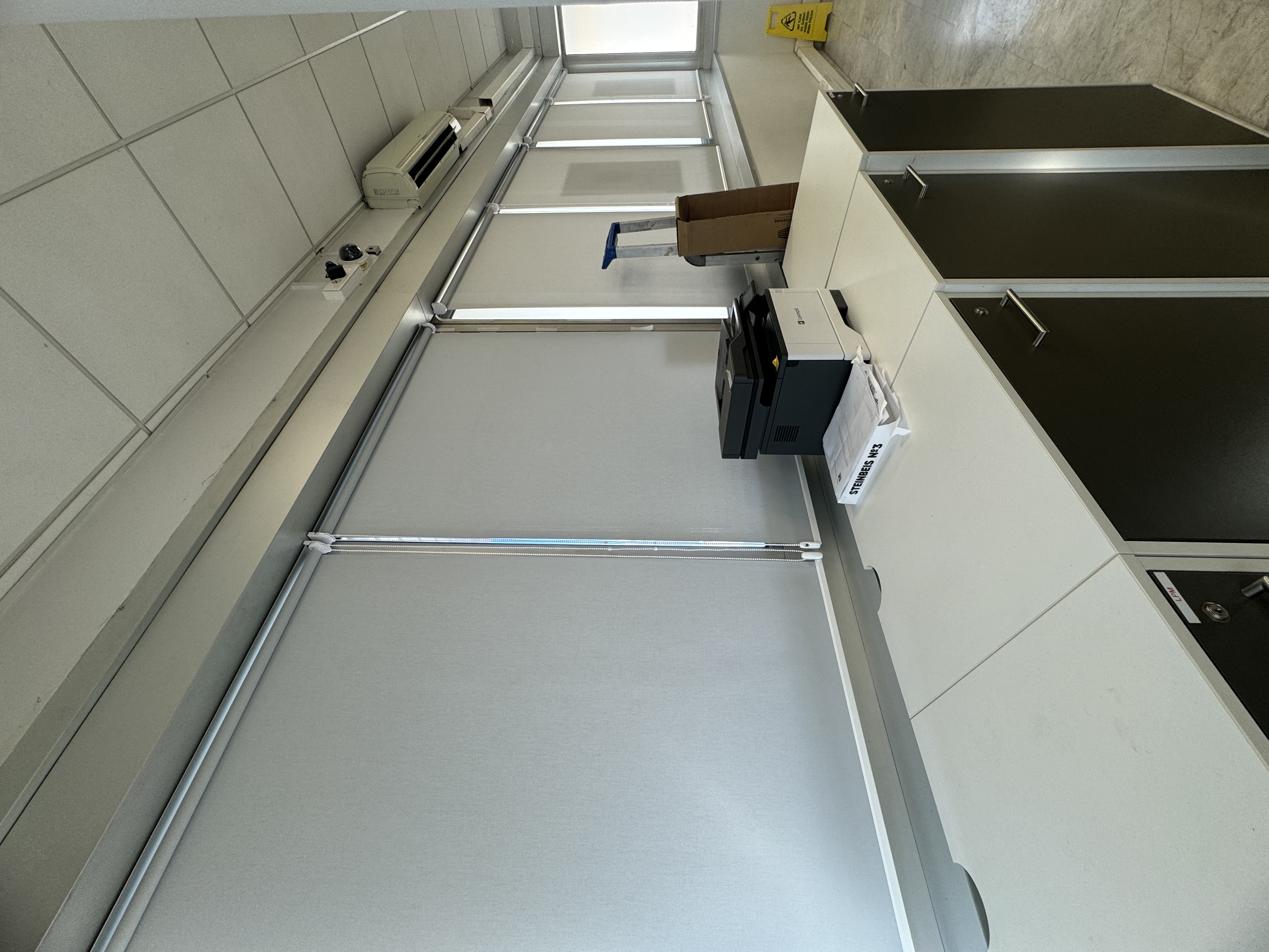 Store intérieur posé en PACA — Teintée +