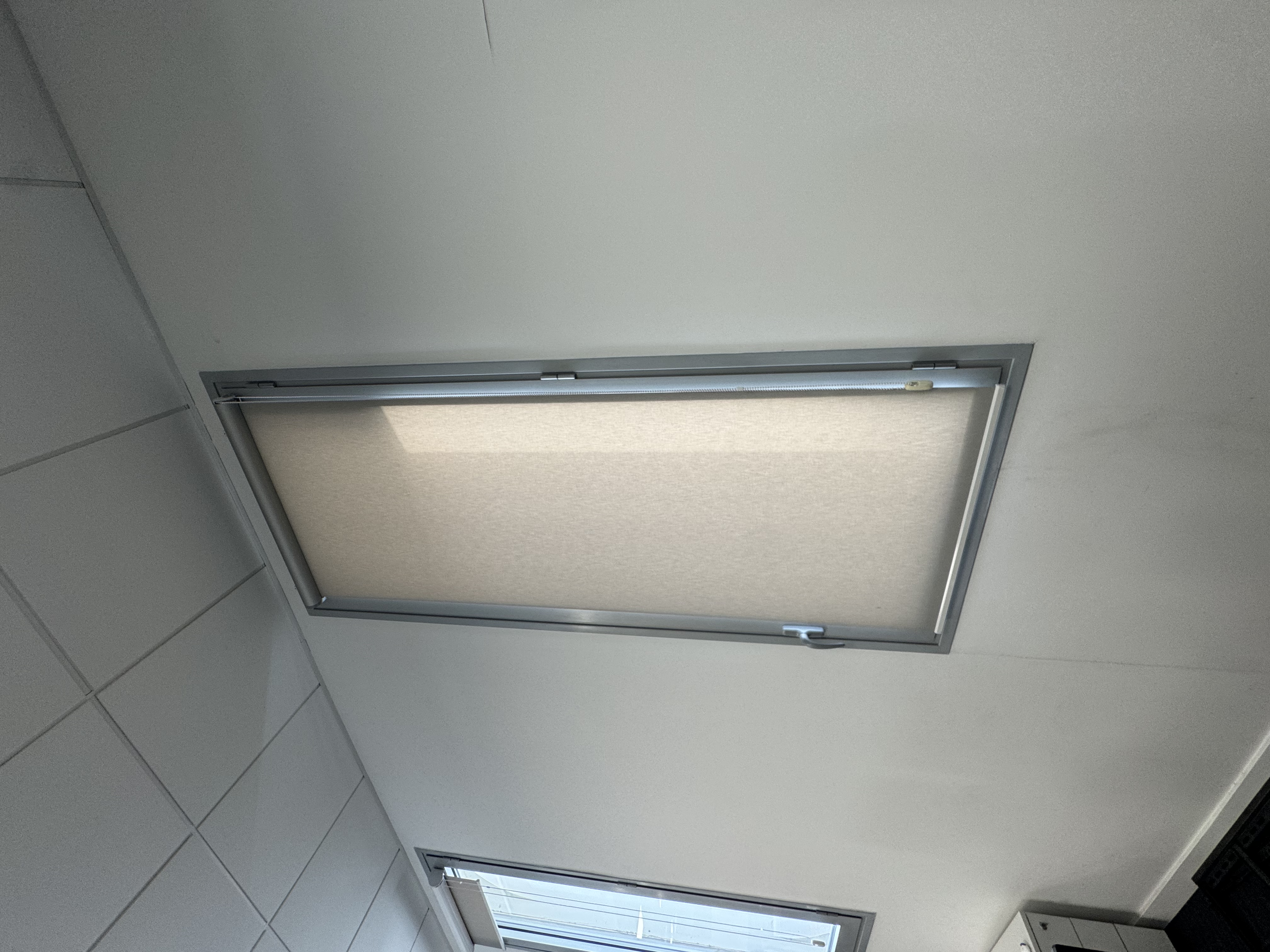 Store intérieur posé en PACA — Teintée +