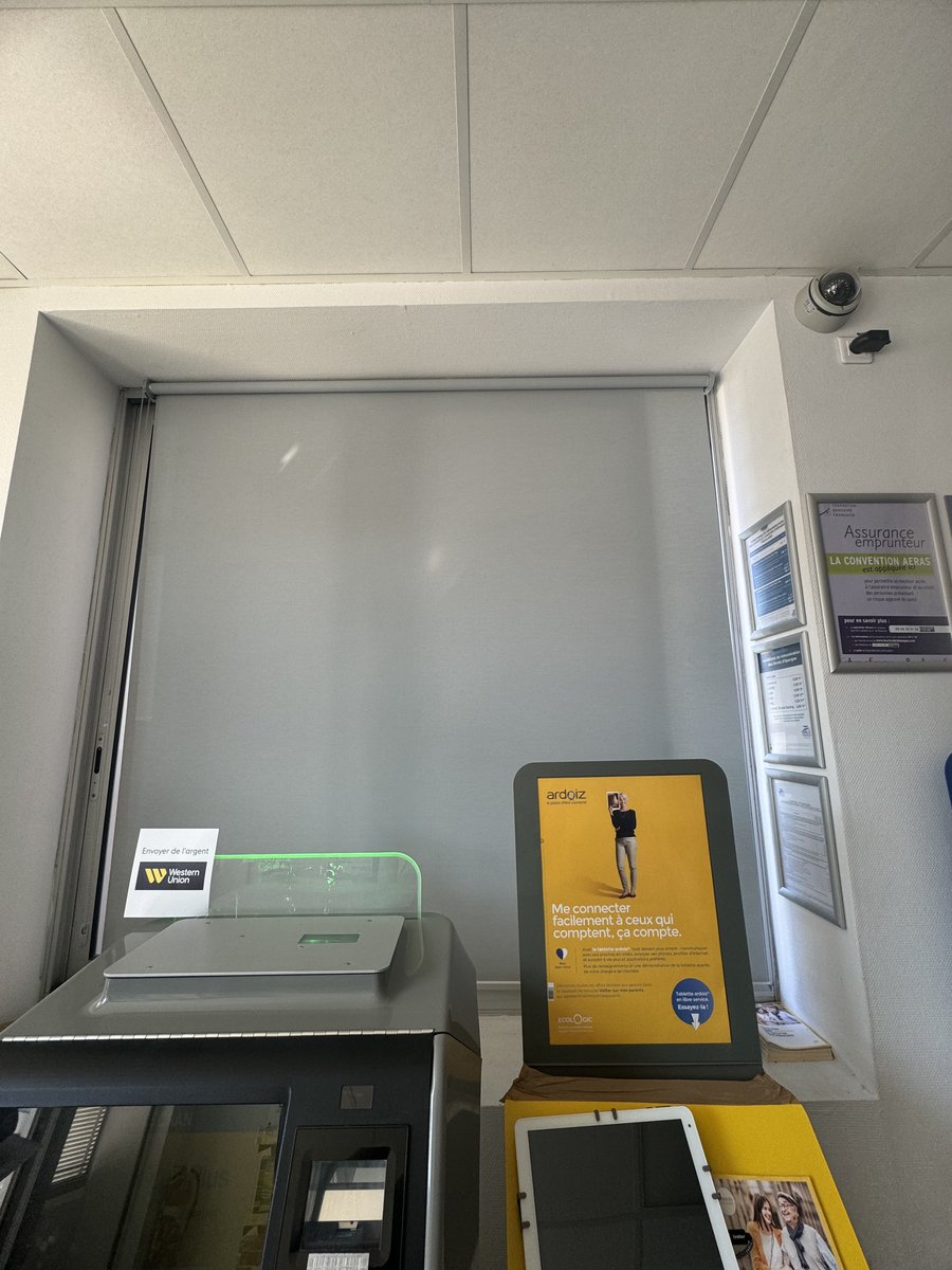 Store intérieur posé dans agence tertiaire — Teintée + PACA